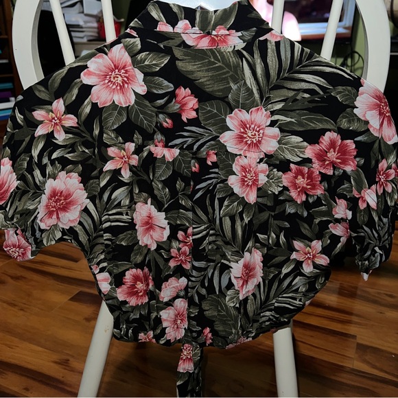 AE Floral Button Up Crop Top With Tie Bottom - Picture 3 of 4